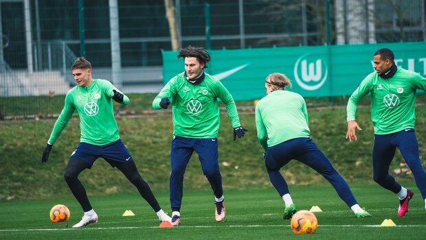 Die VfL-Wolfsburg-Spieler Wind, Van De Ven, Nmecha und Bornauw im Training.