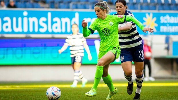 Kathrin Hendrich vom VfL Wolfsburg behauptet sich in einem Zweikampf gegen eine Spielerin des MSV Duisburg.