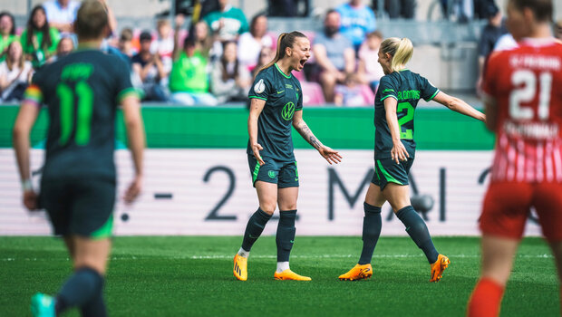 Die VfL-Wolfsburg-Spielerinnen Lynn Wilms und Rebecka Blomqvist jubeln nach einem Tor.