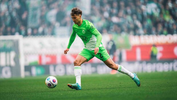 VfL-Wolfsburg-Spieler Kilian Fischer läuft hinter dem Ball her. 