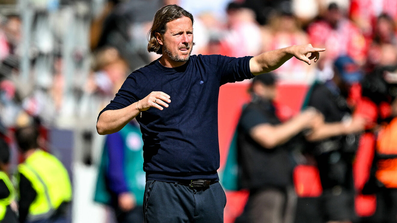 Der Mainzer Trainer Bo Hendricksen gibt Anweuisungen.
