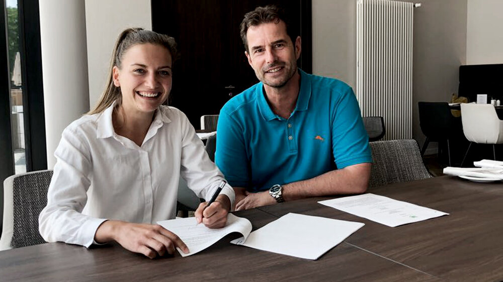 Joelle Wedemeyer und Ralf Kellermann bei der Vertragsunterzeichnung ihres neuen Vertrags.
