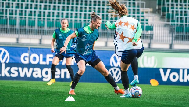 VfL-Wolfsburg-Spielerin Alexandra Popp im Training mit einer Mitspielerin im AOK-Stadion.