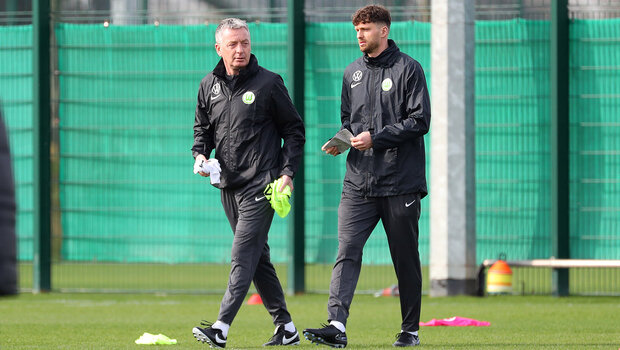 Die Trainer der VfL Wolfsburg bereiten das Training vor.