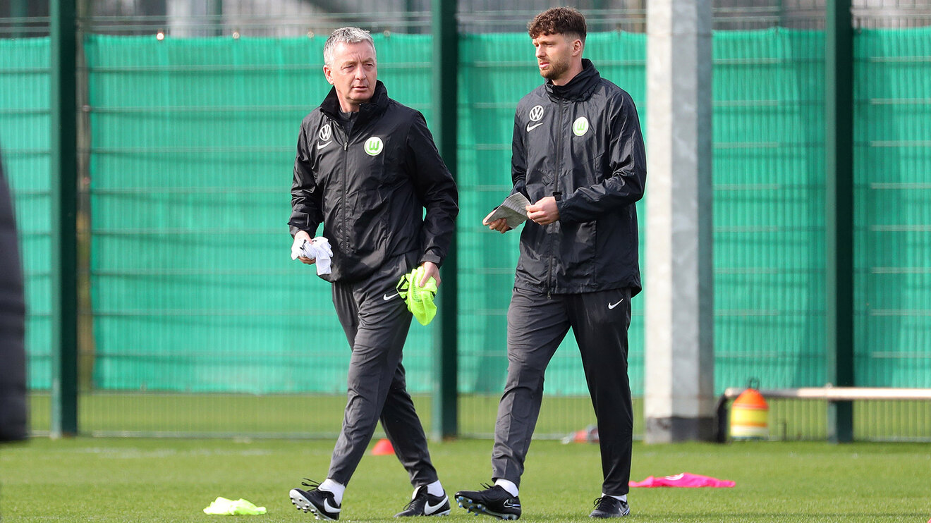Die Trainer der VfL Wolfsburg bereiten das Training vor.