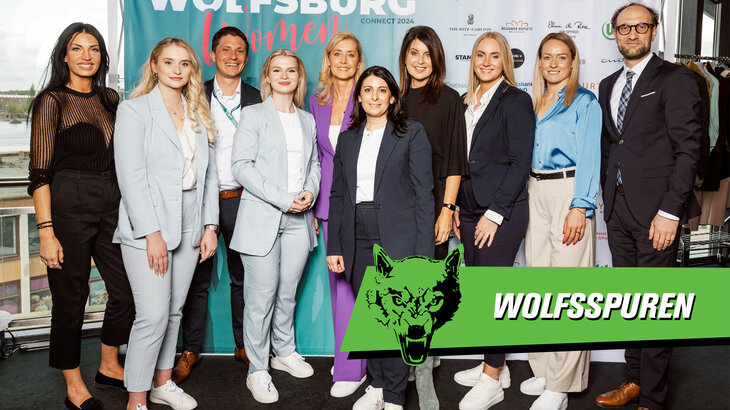 VfL Wolfsburg Torhüterin Lisa Schmitz auf einem Gruppenbild nach dem Podiumstalk "Women Connect", an dem sie teilnahm.