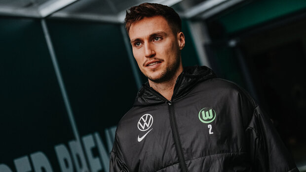 Kilian Fischer geht durch den Spielertunnel der Volkswagen Arena.