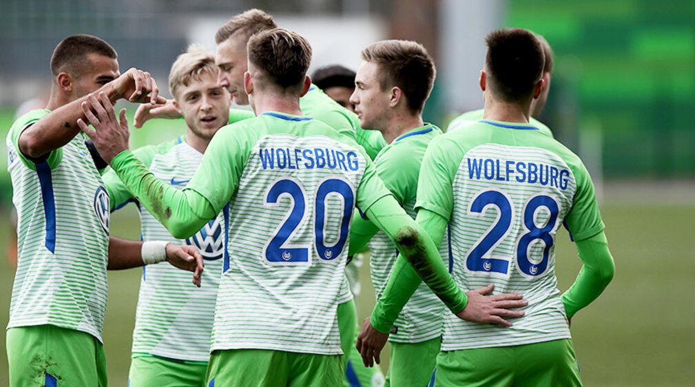 Die U23 des VfL Wolfsburg bejubelt einen Treffer.