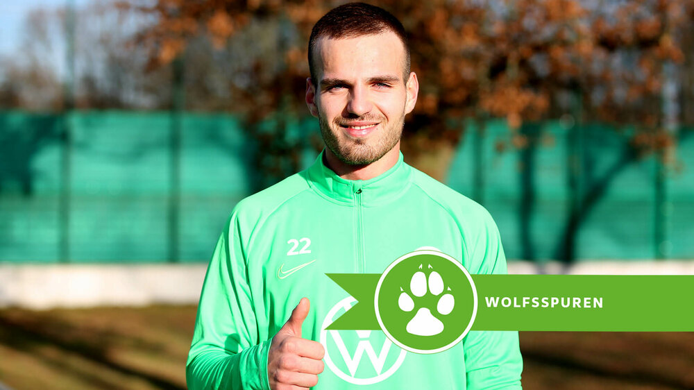 Marin Pongracic zeigt lachend den Daumen nach seinem ersten Training beim VfL Wolfsburg. 