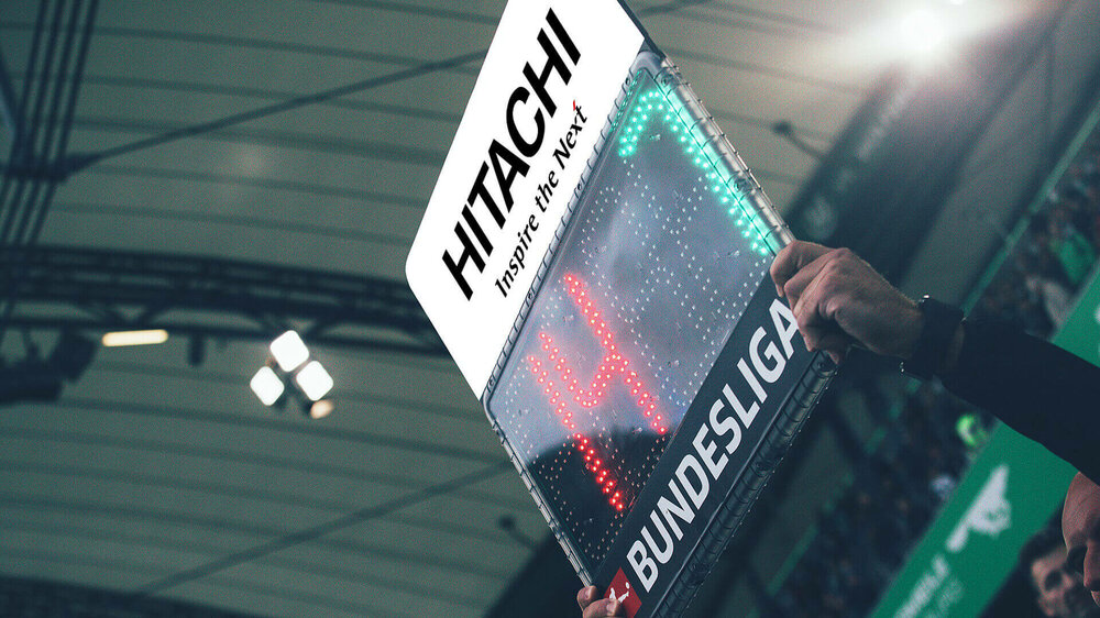 Die Auswechseltafel in der Volkswagen Arena mit dem Schriftzug von VfL-Partner Hintachi Vantara. 