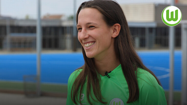 Die VfL Wolfsburg-Spielerin Sara Agrez lacht in die Kamera.