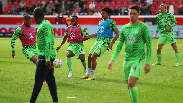 Das Team des VfL Wolfsburg beim Aufwärmen vor dem Spiel gegen Leverkusen.