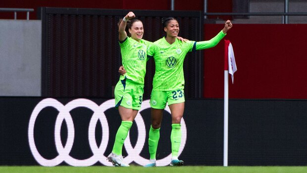 Ewa Pajor und Svendis Jonsdottri vom VfL Wolfsburg jubeln gemeinsam. 