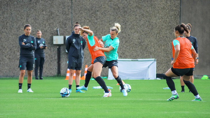 Die VfL Wolfsburg Frauen im Zweikampf auf dem Trainingsplatz.