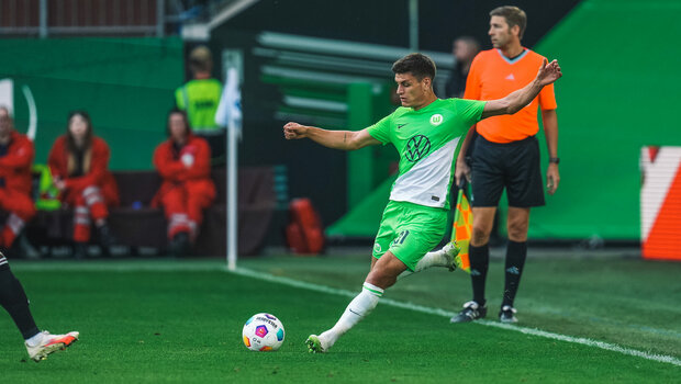 VfL-Wolfsburg-Spieler Joakim Maehle schießt den Ball.