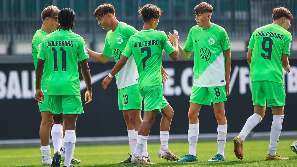 Die Spieler der U17-Mannschaft des VfL Wolfsburg klatschen sich ab.