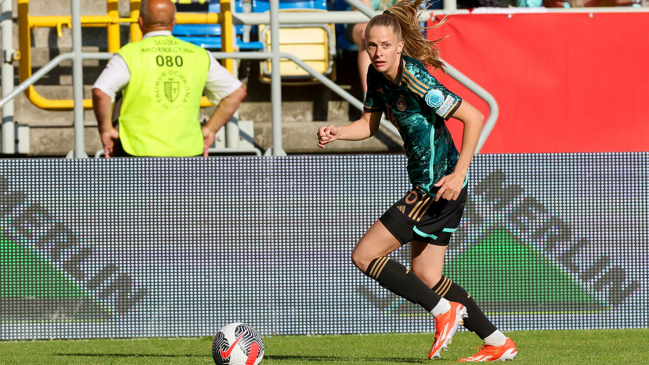 Die VfL-Wolfsburg-Spielerin Vivien Endemann läuft mit dem Ball im Trikot der Nationalmannschaft.