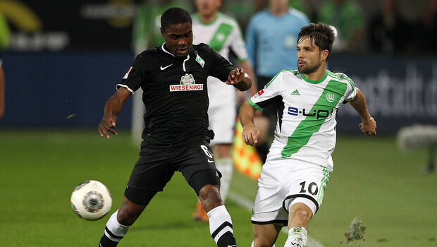 Der ehemalige VfL-Wolfsburg-Spieler Diego spielt einen Pass.