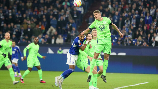 Der VfL-Wolfsburg-Spieler Micky Van de Ven beim Kopfball.