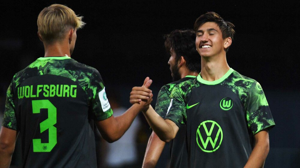 Die Nachwuchsspieler der U19 des VfL Wolfsburg bejubeln ihren Treffer.