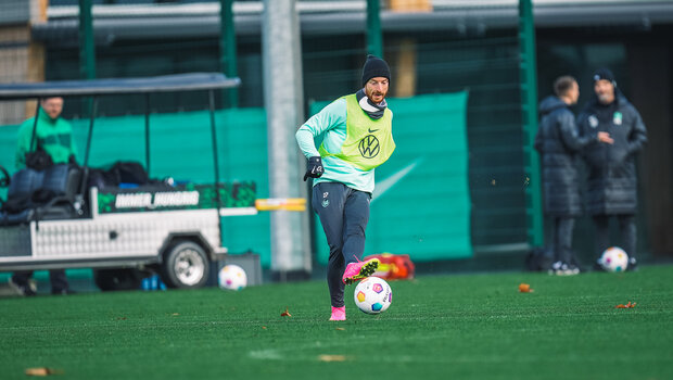 VfL-Wolfsburg-Spieler Maximilian Arnold spielt im Training den Ball.