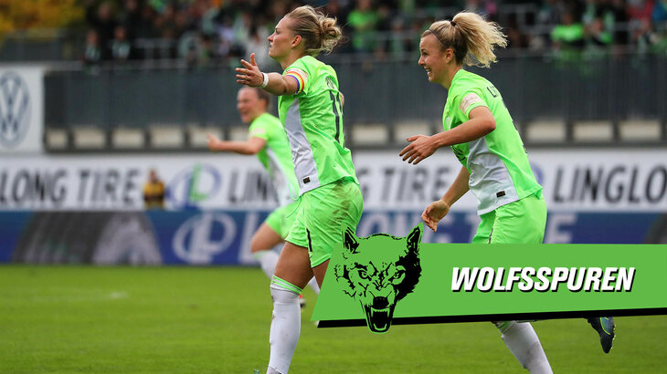 VfL Wolfsburg Spielerin Popp läuft jubelnd über das Spielfeld, dich gefolgt von Vereinskollegin Lattwein.