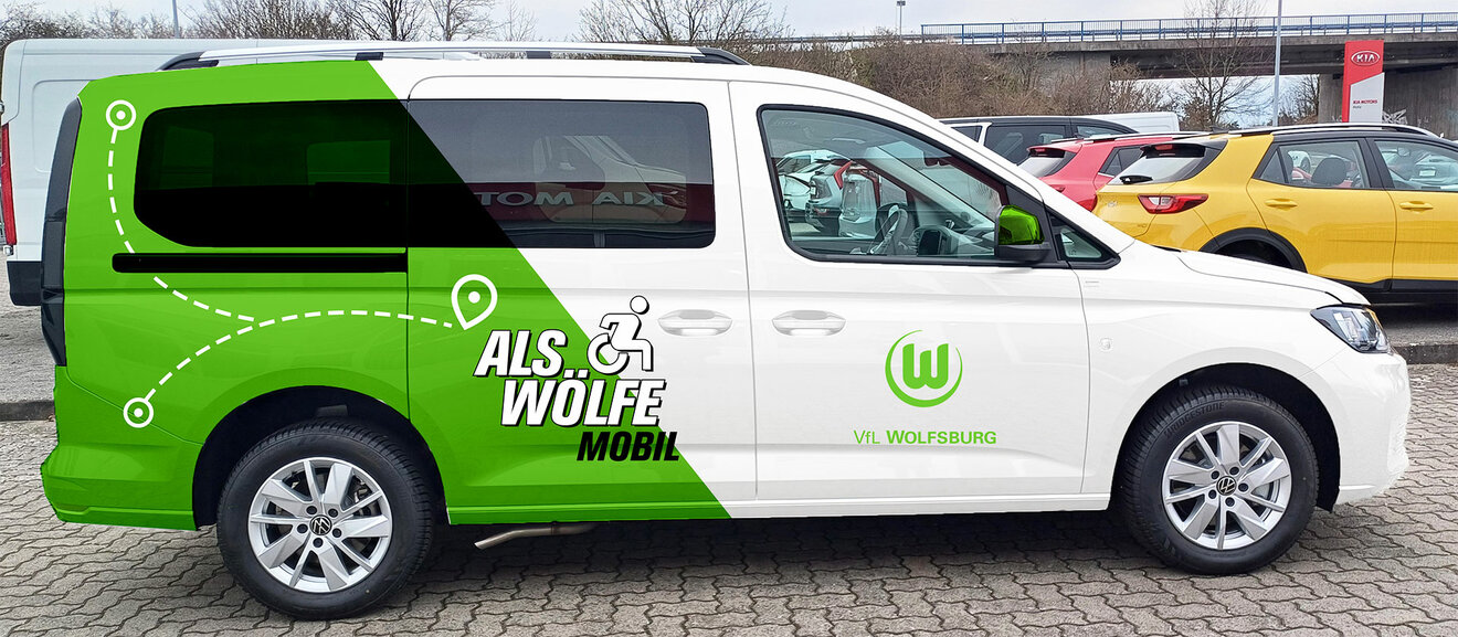 Ein grün-weißer Volkswagen Caddy mit der Aufschrift ALS-Wölfe-Mobil.