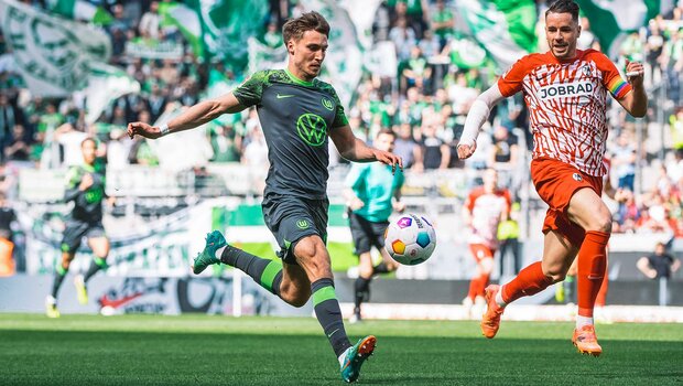 VfL-Wolfsburg-Spieler Kilian Fischer läuft mit dem Ball.