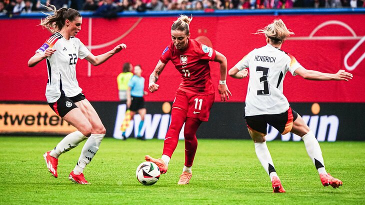 Jule Brand und Kathrin Hendrich, beide Spielerinnen des VfL Wolsfburg, gehen im Spiel der deutschen Nationalmannschaft, gegen eine polnische Spielerin, in den Zweikampf.