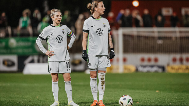 VfL-Wolfsburg-Spielerinnen Svenja Huth und Lynn Wilms vor einem Freistoß.