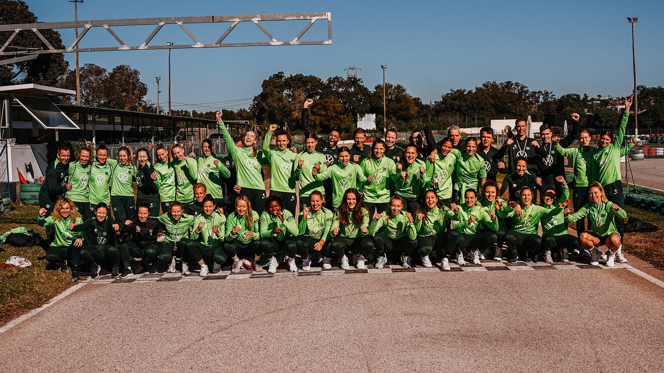 Die Frauen des VfL-Wolfsburg posieren für ein Mannschaftsfoto.
