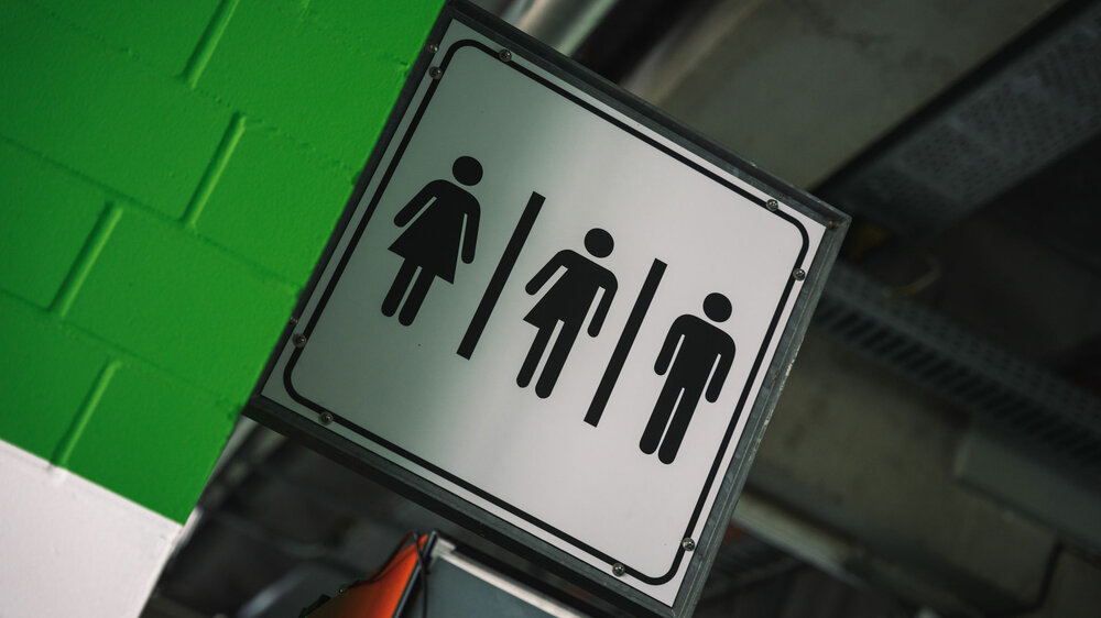 Das Schild für genderneutrale Toiletten in der Volkswagen Arena vom VfL Wolfsburg.