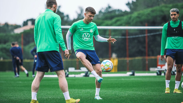 VfL-Wolfsburg-Spieler Dzenan Pejcinovic nimmt im Training beim Aufwärmen den Ball mit dem Fuß an.