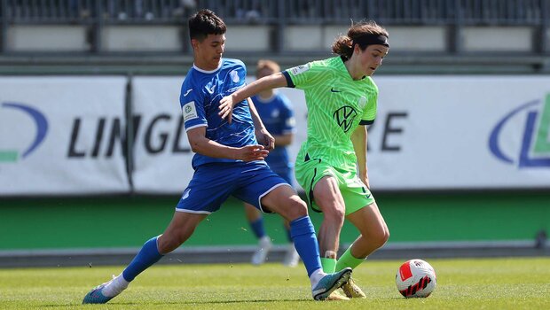 U17-Spieler des VfL-Wolfsburg bei einem Zweikampf im Halbfinale gegen Hoffenheim.