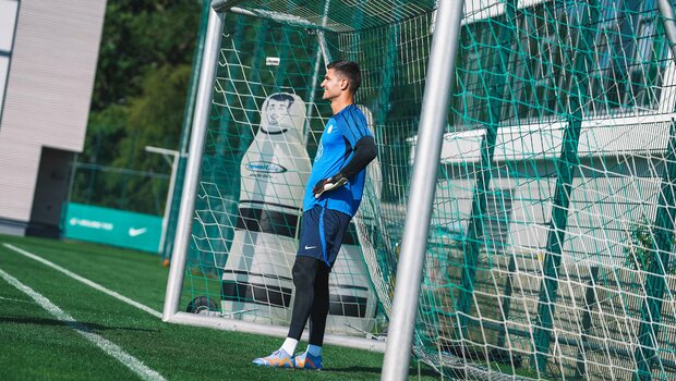 VfL-Wolfsburg-Torwart Pavao Pervan steht beim Training im Tor.