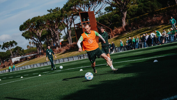Der VfL-Wolfsburg-Spieler Maximilian Arnold spielt den Ball.