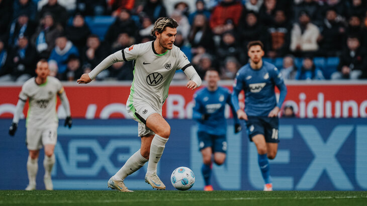 VfL-Wolfsburg-Spieler Jonas Wind läuft mit dem Ball.