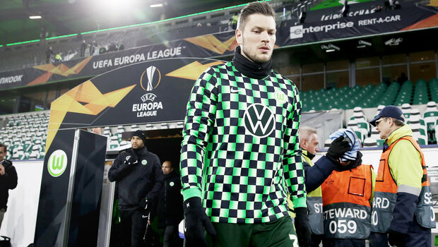 VfL Wolfsburg Spieler Daniel Ginczek im karierten Warm-Up-Shirt beim Europapokal.