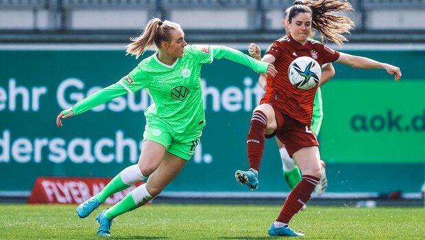 Jill Roord im direkten Zweikampf um den Ball mit einer Gegnerin im Spiel des VfL Wolfsburg gegen Bayern München.