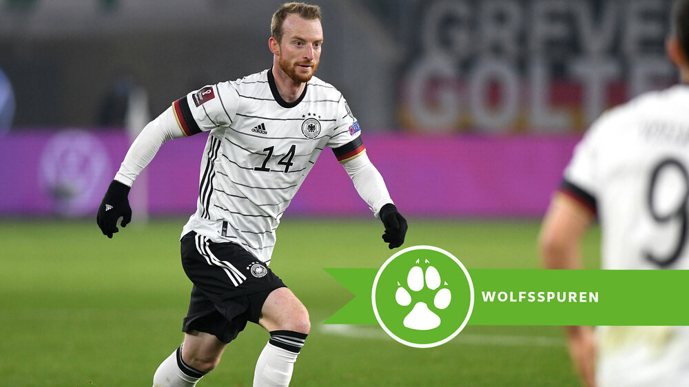 VfL-Wolfsburg-Spieler Maximilian Arnold läuft im Trikot der deutschen Nationalmannschaft über den Platz.
