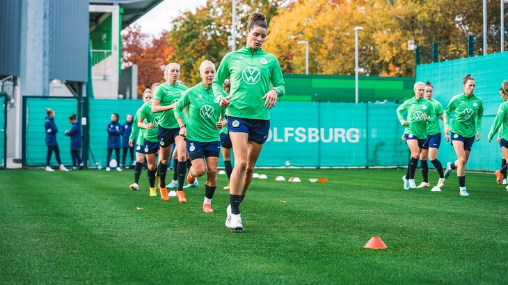 Die Frauenmannschaft des VfL-Wolfsburg beim Lauftraining im AOK-Stadion. Im Vordergrund läuft Dominique Janssen voran. 