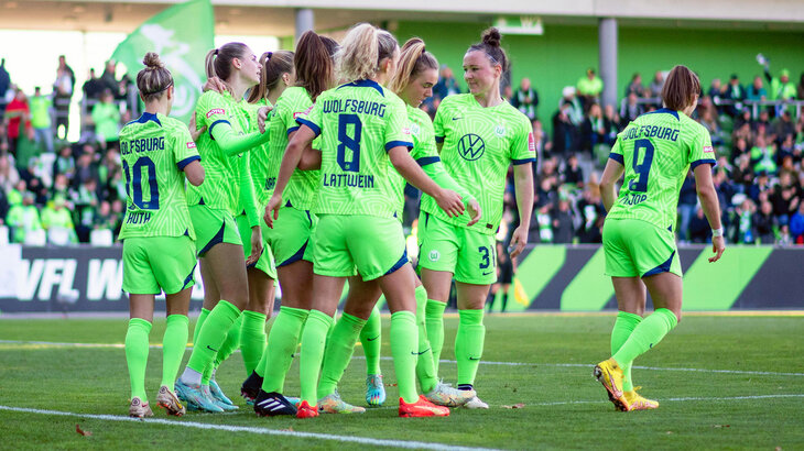 Die Frauen des VfL Wolfsburg jubeln gemeinsam auf dem Spielfeld.