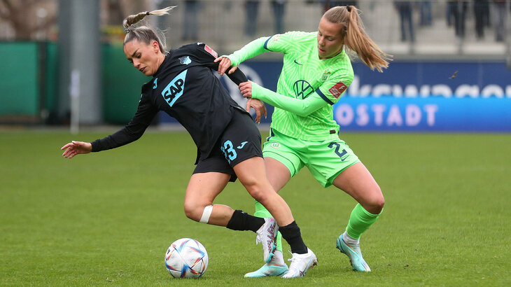 Die VfL Wolfsburg-Spielerin Lynn Wilms Zweikampf um den Ball.