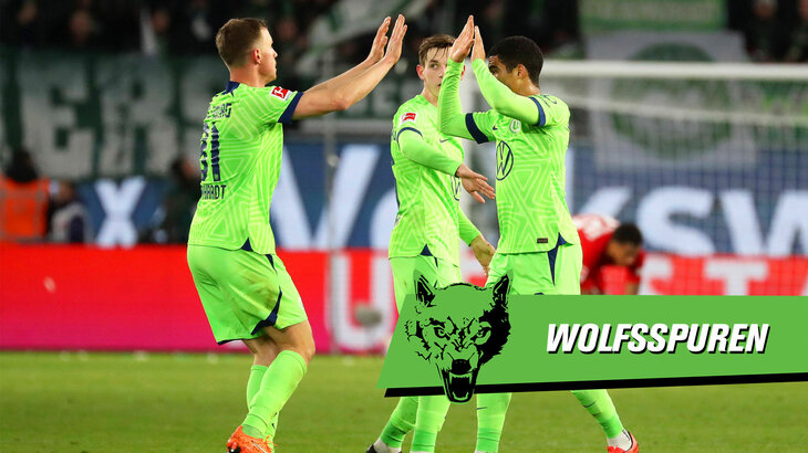 Yannick Gerhardt vom VfL Wolfsburg klatscht sich mit einem Mitspieler ab.