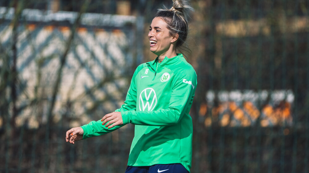 VfL-Wolfsburg-Leihgabe Sandra Strake lacht beim Training.
