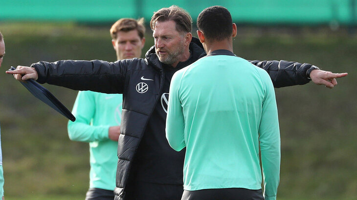 Der Trainer Ralph Hasenhüttl vom VfL Wolfsburg streckt seine beiden Arme aus und zeigt nach außen.