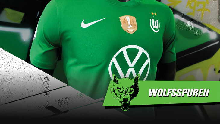 Eine Nahaufnahme des limitierten Fantrikots, welches zum Pokalfinalspiel der Wölfinnen gegen München erscheinen wird. Auf der Brust über dem VW-Logo ist eine goldene Matchday-Badge mit dem Datum und der Begegnung aufgeflockt.