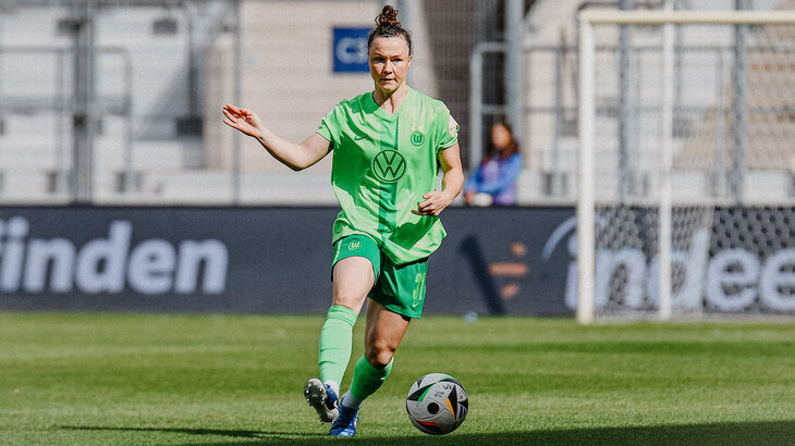 Die VfL-Wolfsburg-Spielerin Marina Hegering am Ball mit hochgestreckter Hand.