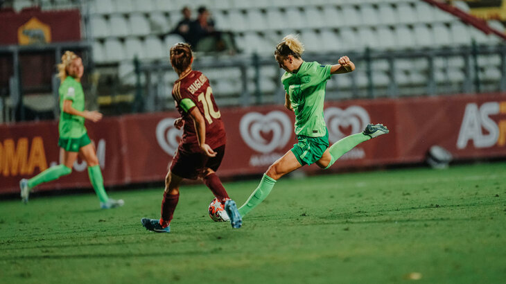 Die VfL-Wolfsburg-Spielerin Lena Lattwein schießt den Ball.