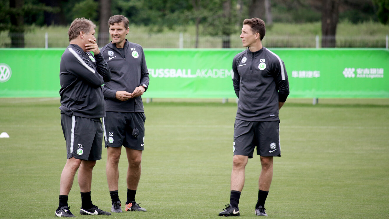 Die Trainer der U23 auf dem Platz.